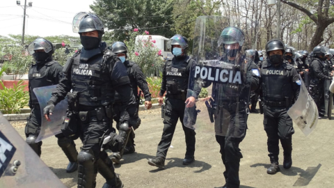 Un contingente policial ingresa a la Penitenciaría del Litoral tras la masacre de 118 personas el 28 de septiembre de 2021.