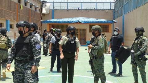 El alto mando policial, en uno de los patios de la Penitenciaría del Litoral, tras la masacre de 118 personas ocurrida el 28 de septiembre de 2021.