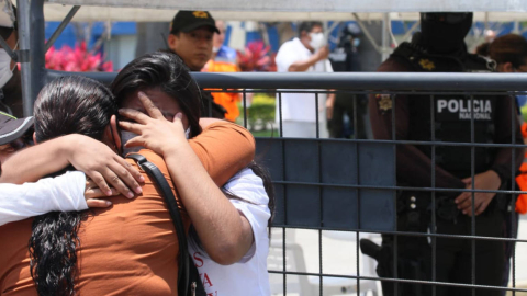 Familiares de las víctimas del masacre en la Penitenciaría en la morgue de la ciudad. Guayaquil, 1 de octubre de 2021