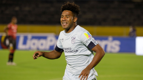 El jugador de Universidad Católica, Jorge Daniel Valencia, celebra el 1-0 convertido frente a Deportivo Cuenca, el viernes 1 de octubre de 2021.