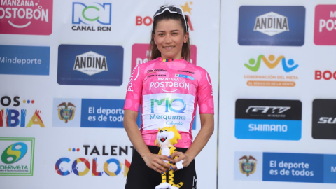 Lilibeth Chacón sonríe en el podio de la Vuelta femenina a Colombia, el viernes 1 de octubre de 2021.