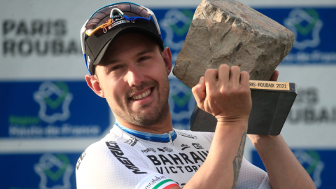 Sonny Colbrelli levanta su trofeo en la París-Roubaix, en Francia, el 3 de octubre de 2021.