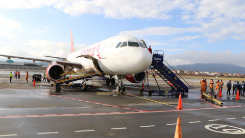 Un avión de la aerolínea Avianca estacionado en la pista del aeropuerto Mariscal Lamar, de Cuenca, el 4 de octubre de 2021.