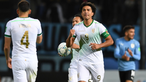 Marcelo Moreno Martins celebra tras anotar un gol contra Uruguay, el 5 de septiembre de 2021.