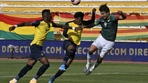 Los ecuatorianos Robert Arboleda y Angelo Preciado disputan un balón con Marcelo Martins Moreno, en un partido por Eliminatorias, en La Paz, el 12 de noviembre de 2020.