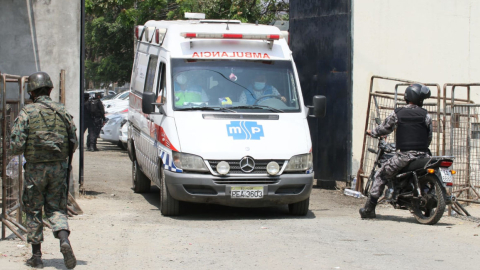 Una ambulancia abandona la Penitenciaría del Litoral, 1 de octubre de 2021.