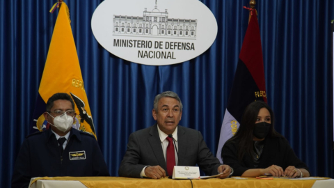 Darwin Jarrín Cisneros, viceministro de Defensa, durante el evento de apertura de las ofertas para el seguro de casco aéreo de las FF.AA. 