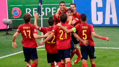 Los jugadores de España celebran el primer gol en la semifinal de la Nations League ante Italia, en San Siro, el 6 de octubre de 2021. 