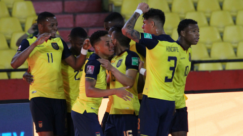 Los jugadores de Ecuador festejan uno de los goles ante Bolivia, en el Estadio Banco Pichincha, el jueves 7 de octubre de 2021.