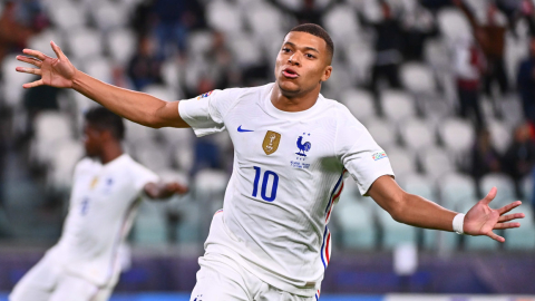 El francés Kylian Mbappé festeja uno de los goles ante Bélgica, por la UEFA Nations League, el jueves 7 de octubre de 2021. 