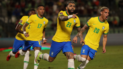 'Gabigol', delantero de Brasil, celebra con sus compañeros tras anotar ante Venezuela, durante un partido por las Eliminatorias sudamericanas al Mundial de Catar 2022, en el Estadio Olímpico de Caracas, el jueves 7 de octubre de 2021.