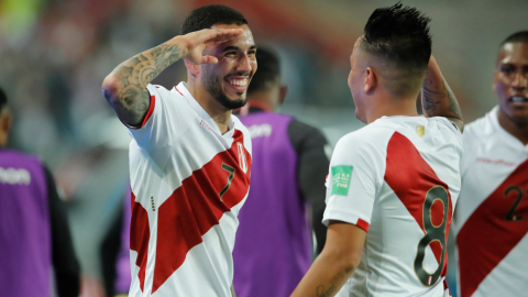 Sergio Peña festeja el gol de Perú, ante Chile, el jueves 7 de octubre de 2021, en un partido por las Eliminatorias al Mundial de Catar 2021. 