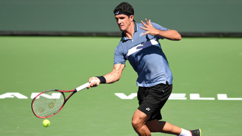 Emilio Gomez durante uno de los partidos de clasificación de la primera ronda en el Indian Wells Tennis Garden, el 5 de octubre de 2021.