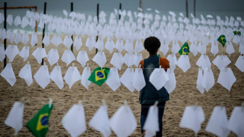 Una voluntaria ayuda a colgar pañuelos blancos durante un homenaje a las miles de víctimas mortales de Covid-19, el 9 de octubre de 2021.