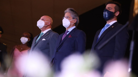 El vicepresidente Alfredo Borrero, junto al mandatario Guillermo Lasso y el gobernador del Guayas, Pablo Arosemena, en una ceremonia oficial en Guayaquil, el 8 de octubre de 2021. 