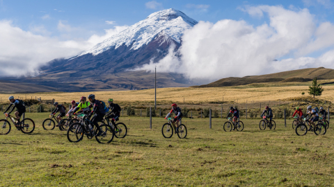 Ciclistas durante una pasada edición de la Vuelta al Cotopaxi, el 9 de noviembre de 2019. 