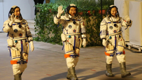 Los astronautas Ye Guangfu, Zhai Zhigang y Wang Yaping saludan a la multitud antes de su partida a la estación espacial Tiangong en el Centro de Lanzamiento de Satélites de Jiuquan en el noroeste de China, el 15 de octubre de 2021.