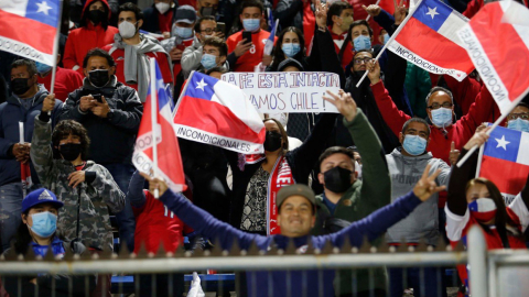 Hinchas chilenos apoyan a su selección en un partido por las Eliminatorias sudamericanas, el 14 de octubre de 2021.