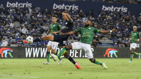 José Francisco Cevallos,de Emelec, disputa un balón en el partido ante Orense, en Guayaquil, el 15 de octubre de 2021.