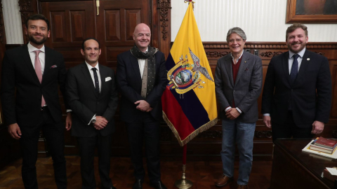 Sebastián Palacios, Francisco Egas, Gianni Infantino, Guillermo Lasso y Alejandro Domínguez durante una reunión en Carondelet, el 15 de octbure de 2021.