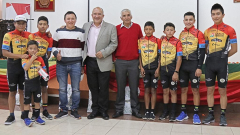 Ciclistas y organizadores de la Vuelta al Carchi, durante el lanzamiento del evento, el 15 de octubre de 2021. 