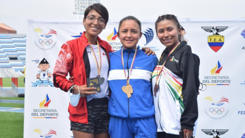 Glenda Morejón (centro) con la medalla de oro de los 20.000 metros marcha, en Guayaquil, el 17 de octubre de 2021. 