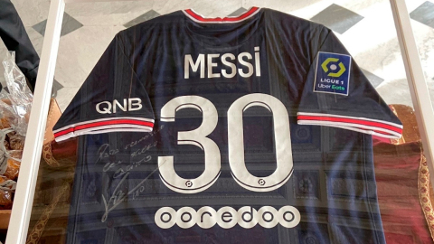 La camiseta de Lionel Messi con el PSG firmada con una dedicatoria para el papa Francisco.