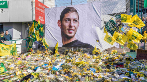 Los aficionados del FC Nantes rinden homenaje a Emiliano Sala en el estadio La Beaujoire de Nantes, Francia, el 10 de febrero de 2019.