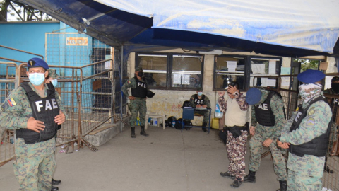 Efectivos militares realizan un operativo de seguridad en el perímetro externo del Centro de Rehabilitación Social de Guayaquil, el 18 de octubre de 2021.