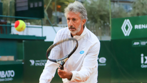 Raúl Viver golpea una pelota tenis en una de las canchas del Club Tungurahua, en Ambato, en septiembre de 2021.