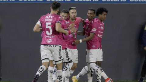 Los jugadores de Independiente del Valle festejan un gol ante el Manta, en el estadio Banco Guayaquil, el 18 de octubre de 2021.