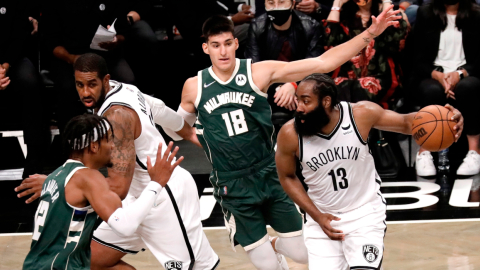 James Harden, de los Brooklyn Nets, defiende el balón en un partido de la pretemporada de la NBA, en Nueva York, el 8 de octubre de 2021. 