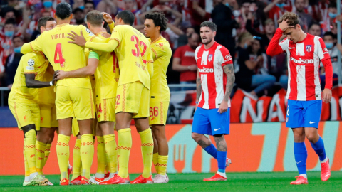 Jugadores del Liverpool se abrazan en el partido ante el Atlético Madrid, en el Estadio Wanda Metropolitano, el 19 de octubre de 2021. 