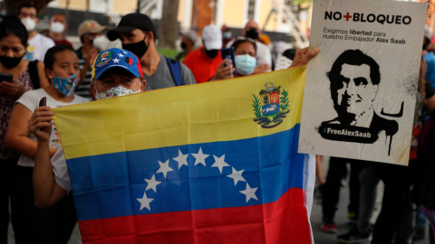 Manifestantes en Caracas muestrasn su apoyo al empresario colombo-venezolano Alex Saab hoy, en Caracas (Venezuela). Saab, presunto testaferro del presidente Nicolás Maduro, el 17 de octubre de 2021.