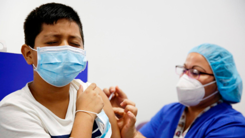 Un niño recibe la primera dosis de la vacuna contra el Covid-19.