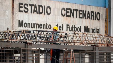 Un obrero trabaja en la remodelación del Estadio Centenario, en Montevideo, el 13 de octubre de 2021. 