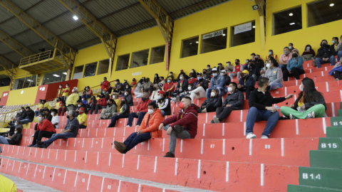 Aficionados durante el partido del Aucas ante Universidad Católica, por la LigaPro, en el Estadio Gonzalo Pozo Ripalda, el 16 de octubre de 2021. 