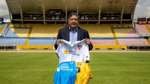 Polo Carrera luce las camisetas de Liga Deportiva Universitaria, Barcelona y Universidad Católica, en una sesión de fotos el miércoles 20 de octubre de 2021, en el estadio Olímpico Atahualpa, que fue su casa por más de 20 años.