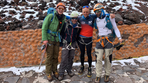 Karl Egloff, con su equipo, en el Volcán Cotopaxi, el 19 de octubre de 2021. 