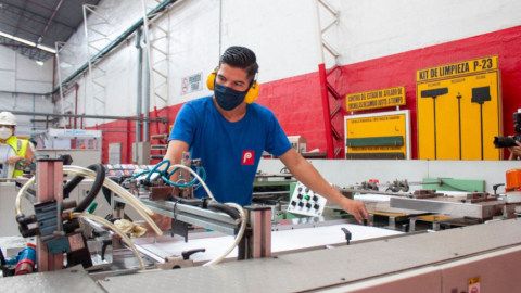 Un trabajador de una empresa de la industria gráfica y papelera, en Guayaquil, el 24 de septiembre de 2021. 