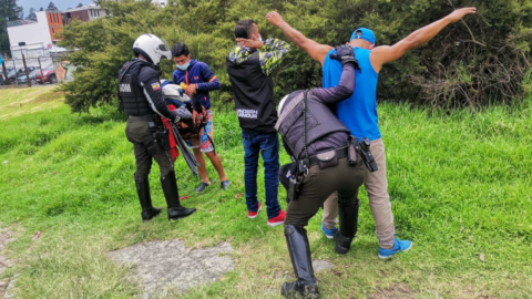 Policías requisan a tres hombres durante un operativo en Quito, el 22 de octubre de 2021.