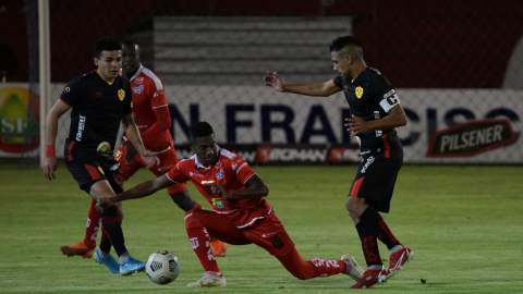 Los jugadores de Técnico Universitario y Aucas disputan un balón en el partido por la Fecha 11 de la LigaPro, el 22 de octubre de 2021.