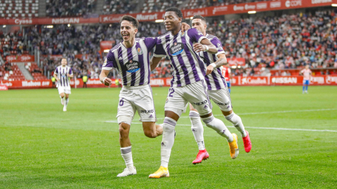 Gonzalo Plata, celebrando su gol ante el Gijón, en el Estadio El Molinón, el 23 de octubre de 2021. 