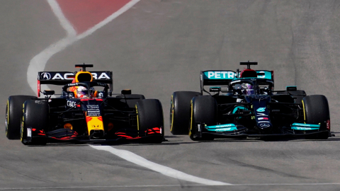 Max Verstappen y Lewis Hamilton, durante el Gran Premio de Estados Unidos, en Austin, Texas, el 24 de octubre de 2021. 