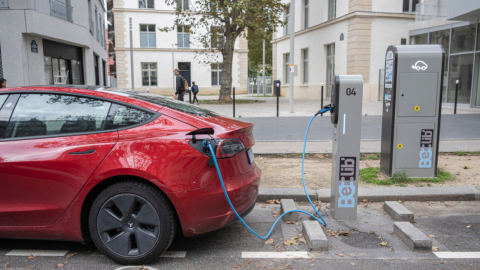 Un carro eléctrico cargando y conectado a una estación de carga en París, 22 de octubre de 2021.