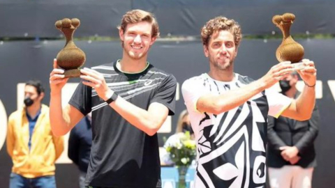 Roberto Quiroz (der) y Nicolás Jarry, con los trofeos del ATP de Bogotá, el 24 de octubre de 2021.