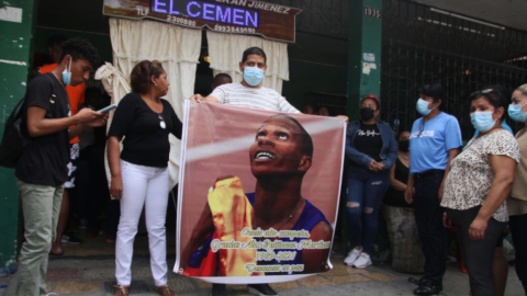 Amigos y familiares piden justicia en el velorio del atleta ecuatoriano Álex Quiñónez, asesinado la noche del 22 de octubre de 2021.