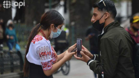 Dos ciudadanos con un teléfono inteligente en Cuenca el 14 de abril de 2021.