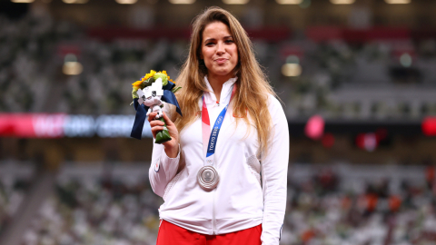 La lanzadora de jabalina polaca Maria Andrejczyk muestra la medalla de plata que ganó en los Juegos Olímpicos de Tokio el 7 de agosto de 2021 y que luego subastó para ayuda a un niño de su país.