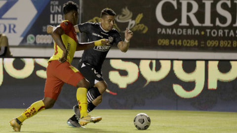 Mario Pineida, de Barcelona, disputando la pelota durante el partido ante Aucas, en el estadio Gonzalo Pozo Ripalda, en Quito, el 27 de octubre de 2021. 